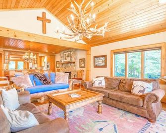 Bishops Retreat - Lake Junaluska - Living room