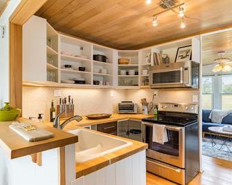 Swan Lake Cottage by AvantStay Views Firepit - Oak Harbor - Küche