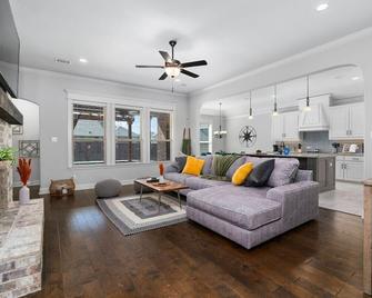The Noble House Near Magnolia & Baylor W Pool - Hewitt - Living room