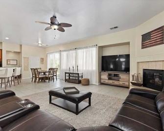 Stylish Silver Falls 4br King Master Game Room - Bakersfield - Obývací pokoj