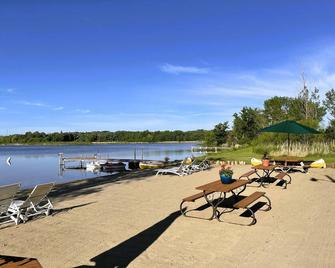 Swan Lake Resort & Campground - Lakeside Cabin #3 - Fergus Falls - Beach