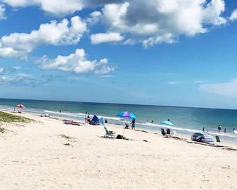 Family-Friendly Beach Retreat, Spacious 2bd And 2ba - Fort Pierce - Beach