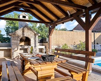 Gorgeous home in Drinovci with WiFi - Drinovci - Patio