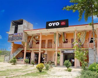 Hotel O Omkareshwar Mahadev - Sītāpur - Building