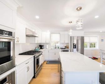 40 - 4BR Lakeview - Scenic Retreat near Sea Gull - Yarmouth - Kitchen