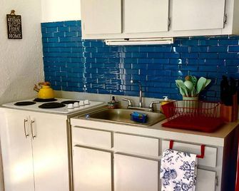 Casita La Ley en Cayey with 2-bedroom AC & WiFi. - Cayey - Cocina