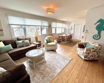 'Life Is Swell' Duplex - Walking Distance To Beach & Downtown! - สโตน ฮาร์เบอร์ - ห้องนั่งเล่น