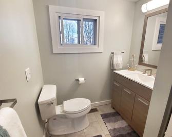 The Bungalow @ T. Spex Eyewear Is A Cozy, Convenient Stay In Canandaigua! - Canandaigua - Bathroom