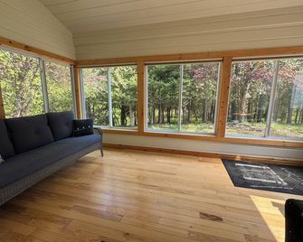 Woodland Escape with Stunning Riverfront Views - Thompsonville - Sala de estar