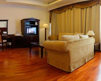 Sharjah Premiere Hotel & Resort - Sharjah - Living room