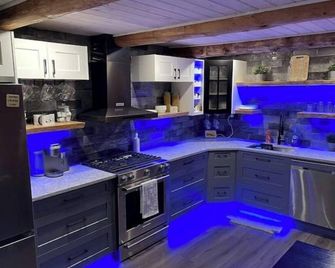 Bigfoot Bungalow Wi-fi, King bed, Generator - Agassiz - Kitchen