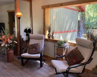 Kaslo Getaway - private and natural experience. - Kaslo - Living room