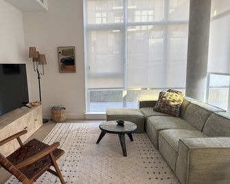 Luxury Lakeside Escape. Stylish, Modern 2 Bed/2 Bath. Corner patio on pool deck. - Kelowna - Vardagsrum
