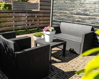 Lush holday home with garden near sea - Paesens - Patio
