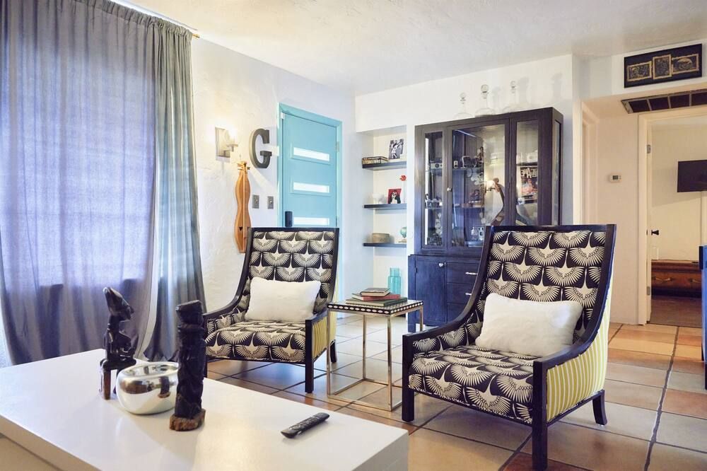 Art & Music-Inspired Getaway with Heated Pool + Lush Yard in Central Phx - فينيكس - غرفة معيشة