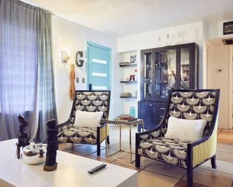 Art & Music-Inspired Getaway with Heated Pool + Lush Yard in Central Phx - فينيكس - غرفة معيشة