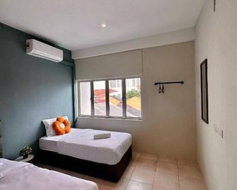 Swing & Pillows - Penang Road, Georgetown Penang - George Town - Bedroom