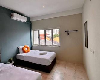 Swing & Pillows - Penang Road, Georgetown Penang - George Town - Bedroom