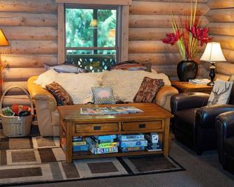 3-Level Log Cabin near Silverwood - Tranquil - Spirit Lake - Sala de estar