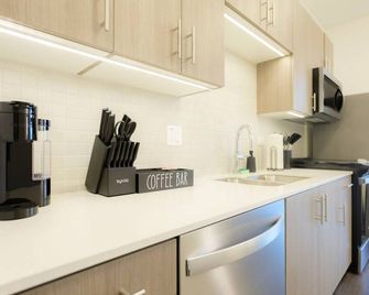 Above The Roots | Elegant & Bright Studio Stay - Washington - Küche