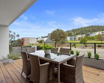 Modern Spacious Coastal 4 Bedroom Town House - Safety Beach - Balcony