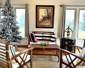 Foster Lodge at Green River Lake- Pet Friendly & NO Cleaning Fees! - Campbellsville - Вітальня