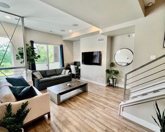 Private Rooftop Hot Tub! 360 Views! Beautiful Townhome! - דנבר - סלון