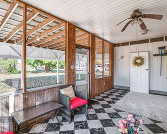 1 Mi to Dtwn Franklin: Charming Home w/ Sunroom! - Franklin