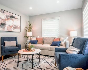 Cottage near Mt. Mary College - Milwaukee - Living room