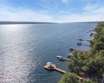 Charming 4-Season Cayuga Lake House Near Sheldrake Point!! - Interlaken - Playa