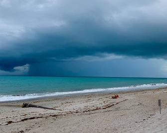 300 Steps To Beach; 2 Bikes; Beach Gear; 4 Hole Putting & Chipping Greens - Vero Beach - Beach