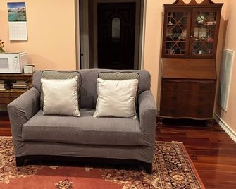 Charming and unique waterfront 3 BR 2 BA beach house on the Albemarle Sound - Roper - Wohnzimmer