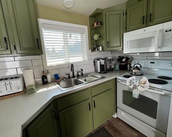 Cozy Downtown Sitka Home, Car Rental Option - Sitka - Kitchen