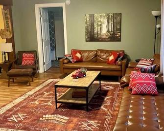 Seneca Cabin - New Updates - Fun Getaway! - Seneca Rocks - Living room