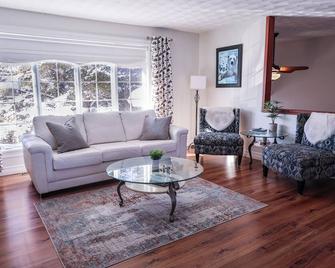 La Résidence - Heated Garage, Executive Home - Cochrane