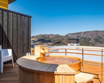 Ryokan Hanagokoro - האקונה - מרפסת