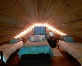 Honey's Place waterfront Vacation rental Karnack Texas Caddo Lake - Jefferson - Bedroom