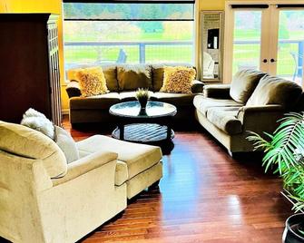Golf and lake front property with the most amazing views in the valley. - Bellingham - Stue