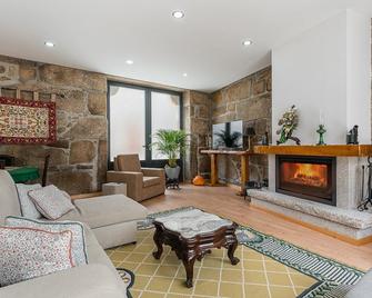 Modern retreat in natural Mangualde splendor - Mangualde - Sala de estar