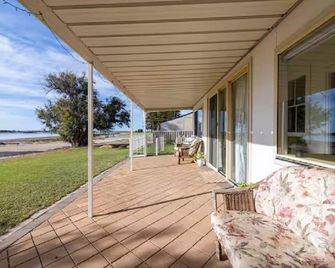 Beachfront shack. Great position. Family Friendly. Pet Friendly. - Port Broughton - Balcony