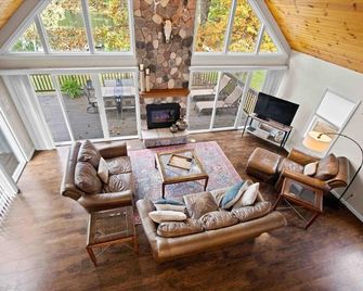 Lakefront getaway on beautiful Lake McGinnis, just a short drive from Wisconsin Dells! - Oxford - Sala de estar