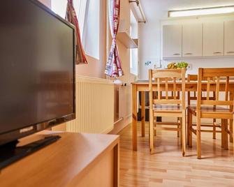 Lovely apartment for 4 people with WIFI, TV, patio and pets allowed - Dvůr Králové nad Labem - Sala pranzo