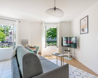 Magical stay 10 minutes from Disney, parking & comfort included - Montévrain - Living room