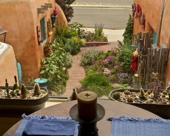 Red Cat House Vacation Apartment - Taos - Outdoors view