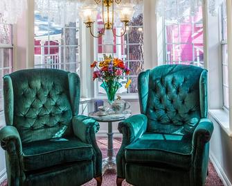 Apples Bed and Breakfast Inn - ביג בר לייק - חדר שינה