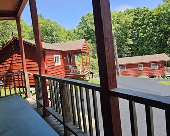 The Gold Eagle Cottage 5 - Lake George - Balcony