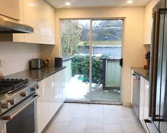 Modern design home steps from Commercial Drive - Vancouver - Cocina