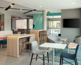 Avid Hotel Madison - Monona By IHG - Monona - Budova