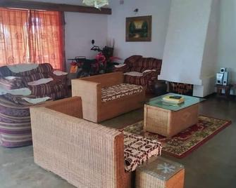 Domino Lodge - Zomba - Living room