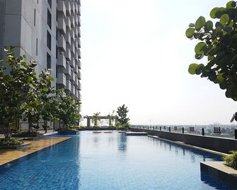 Nice And Modern Studio At Tree Park City Cikokol Apartment - Tangerang City - Pool